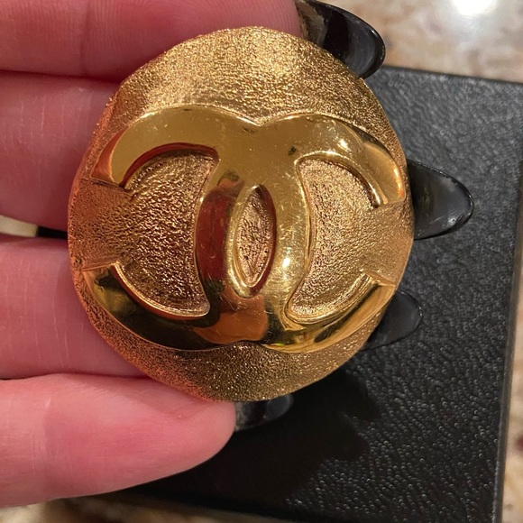 Chanel vintage round brooch 🌟rare🌟 - Picture 1 of 11